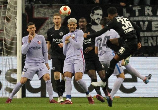 LOL 官方推特发布了一张 knight 拿着奖杯的照片：他回来捍卫荣誉！